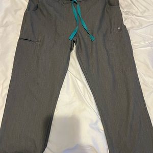 Figs scrubs in gray , 3 pocket casma top and yola skinny bottom size small